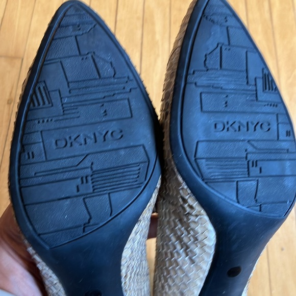 DKNYC snakeskin 2 1/2 inch heels. Size 7.5/38. Rubber soles - Picture 4 of 9